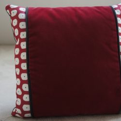 Coussin velours rouge et coton motifs blanc rouge