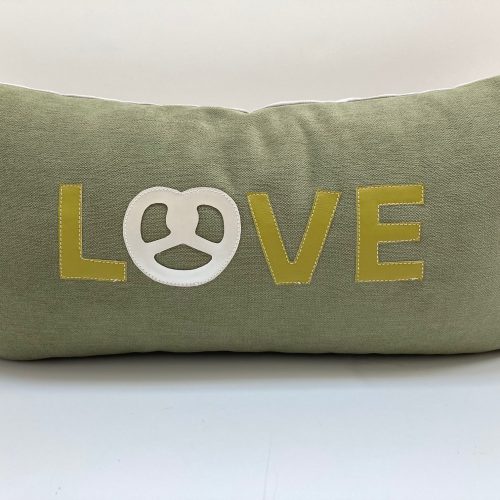 Coussin bretzel love